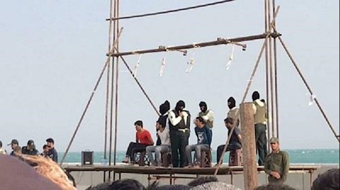 إيران.. إعدام 4 شباب علی الملأ في جزيرة قشم