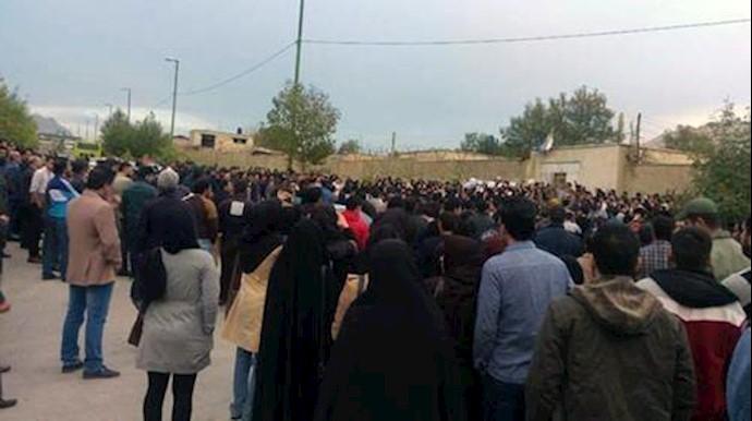 ايران.. تجمع احتجاجي بمدينة خرم آباد اثر مصرع احدی الطالبات بسبب السيول