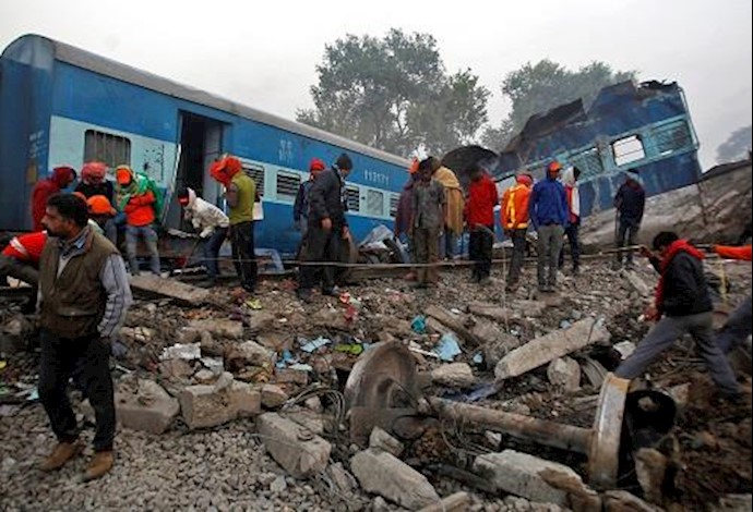 صور بشعة لحادث قطار الهند التي راح ضحيتها 142 قتيلا
