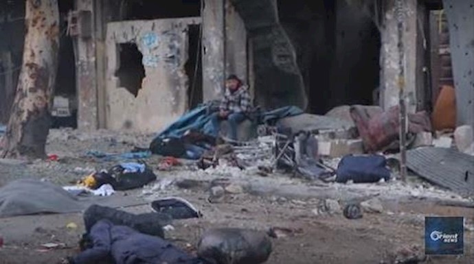 بالفيديو..هکذا يتم استهداف النازحين في حلب علی مرأی ومسمع العالم