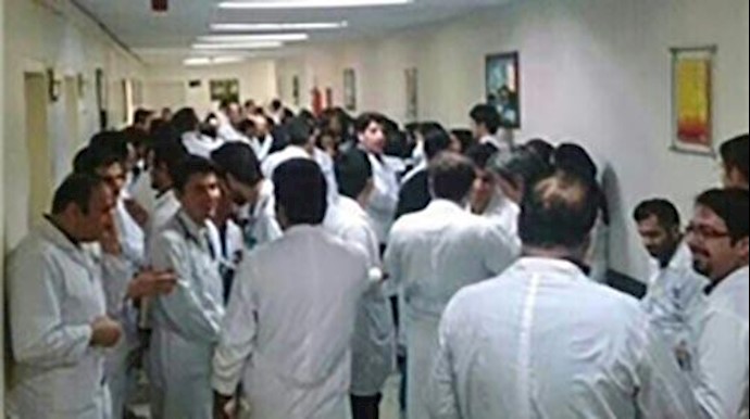 احتجاج واسع لطلاب مستشفيات حکومية في طهران