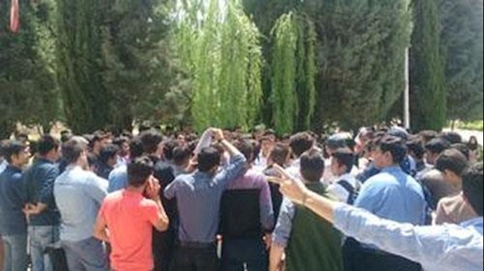 ايران.. طلاب جامعة اسفراين: الطالب يموت ولا يقبل الذل