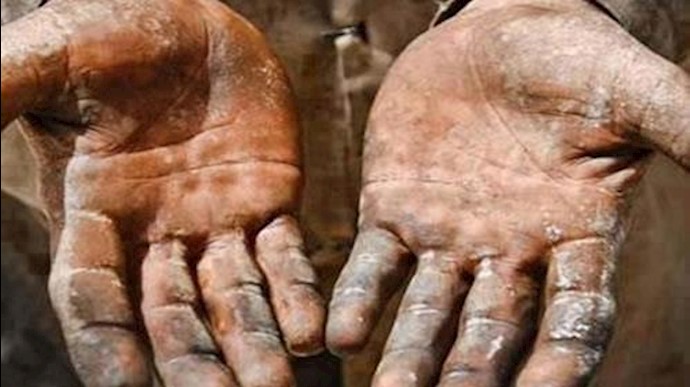 من يقبّل الأيدي المکلکلة للعمال؟