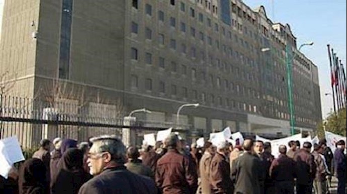 إيران:تجمع احتجاجي لآلاف متقاعد مقابل البرلمان