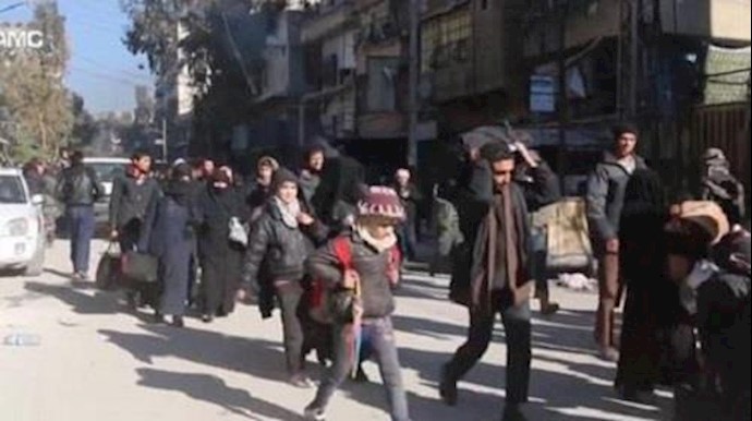 حافلات تقل محاصرين تنتظر الإذن بالخروج من حلب