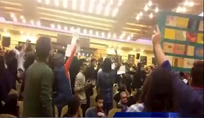 ايران..شعار الطلاب في الجامعة الوطنية – عارنا عارنا اذاعتنا وتلفازنا