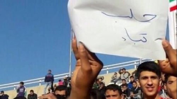 إيرانيون يهتفون ضدَّ الأسد في مباراة لکرة القدم تضامناً مع حلب «ارحل يا بشار»