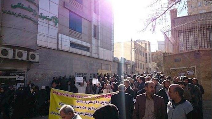 احتجاج أعداد کبيرة من التربويين المتقاعدين في مدينة کرمانشاه+صور