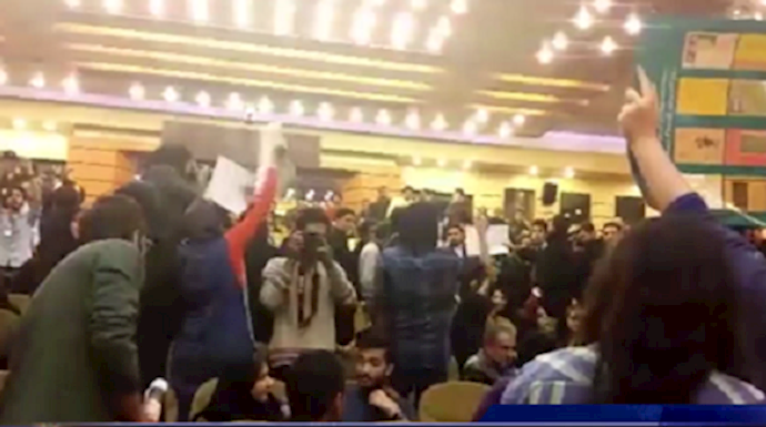 طلاب الجامعة الوطنية يهتفون «ارحل آيها العميل» ويطردون مراسلي النظام من الجامعة+ فيديو