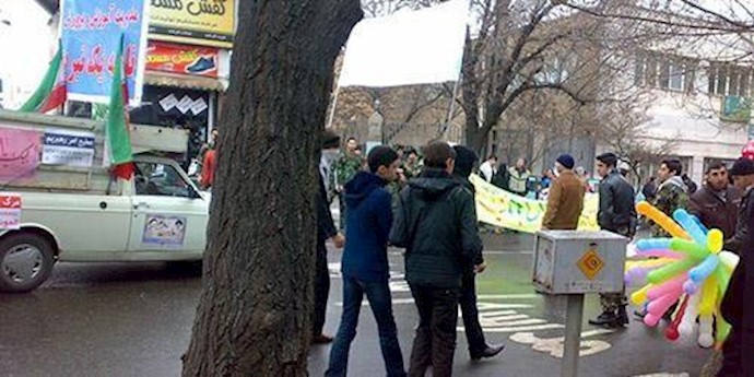 طهران – تدفق عناصر النظام من مختلف أرجاء البلد للمشارکة في المسرحية الحکومية في يوم 11 شباط