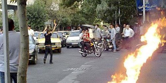 مقاومة الشباب وخوف النظام من ”الفتنة الکبری”