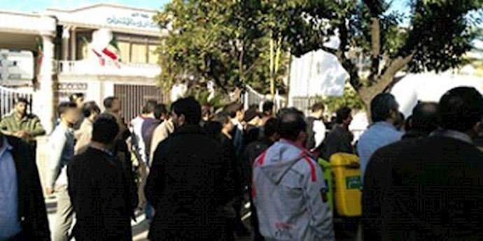 جمع احتجاجي لعمال النسيج في قائم شهر مقابل مبنی محافظة مازندران
