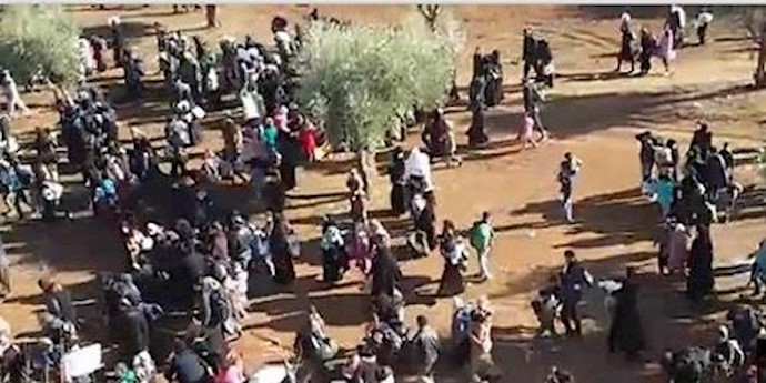 سيل من النازحين باتجاه الحدود الترکية هربا من المعارک بريف حلب
