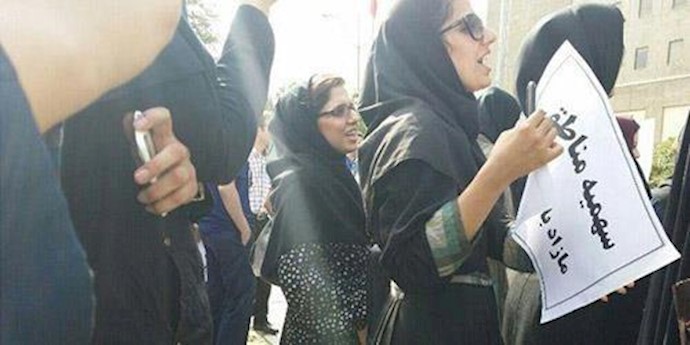 تجمع احتجاجي لطلاب الجامعة الحرة للعلوم الطبية في طهران