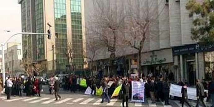 طهران .. ذعر النظام حيال تجمع إحتجاجي لمغبوني مؤسسة ”بديدة” أمام داخلية النظام