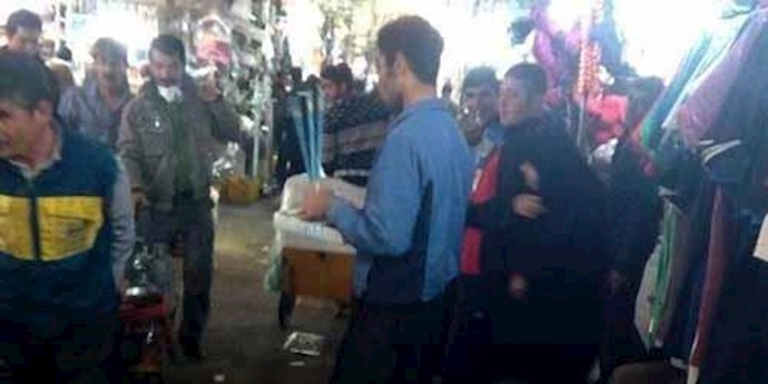 طهران.. الشباب يستقبلون السنة الجديدة الإيرانية وعملاء الأمن الداخلي يقتحمون باعة الألعاب النارية