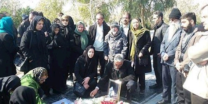 مراسيم تخليد للذکری السنوية لمقتل محمد مختاري في مقبرة ”بهشت زهرا” في طهران