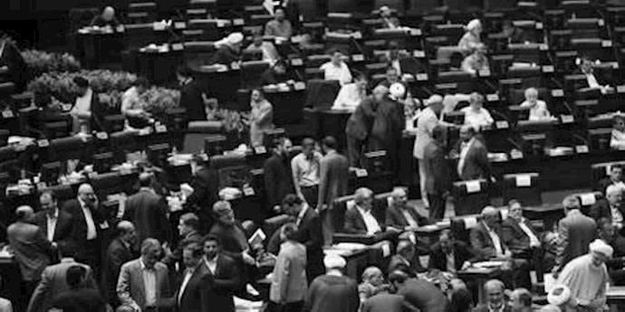 الملا نصرالله بجمانفر العضو في برلمان النظام: سجل الحکومة الفارغ هو السبب في تضخيم الإتفاق النووي