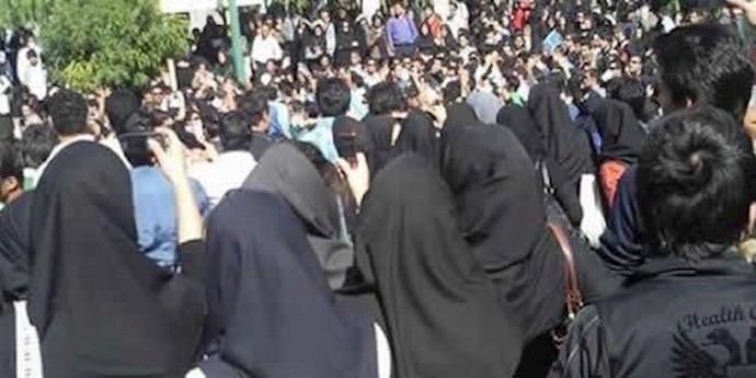 نيويورک تايمز:النساء والشباب الايرانيين يقولون إنهم محبطون وخائبون من روحاني ولايشارکون في الانتخابات