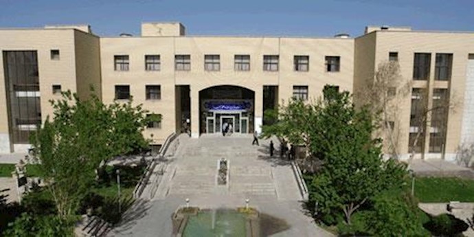 إيران.. خطيب صلاة الجمعة للنظام في اصفهان يهدد أساتذة الجامعات بالقتل