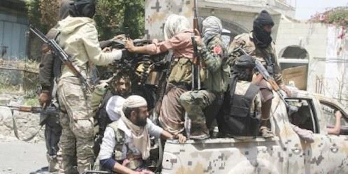 الجيش و«المقاومة» يسيطران علی معظم معسکر الدفاع الجوي في تعز