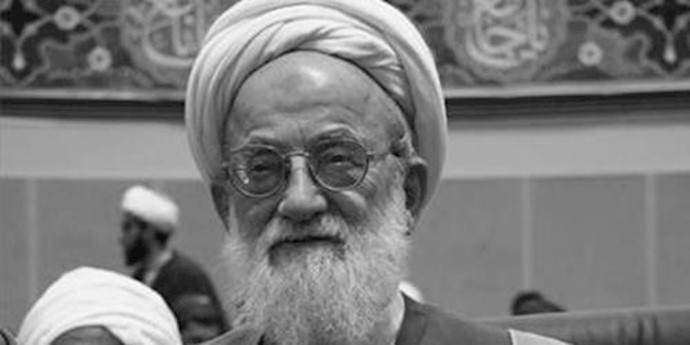 الملا امامي کاشاني خلال صلاة الجمعة في طهران: هل يبقی الأعداء الذين يحيطون بنا متفرجين؟