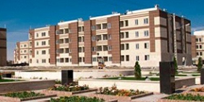 تجمع احتجاجي لمقاولي مسکن مهر هشتغرد مقابل بانک السکن في کرج