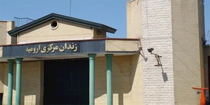 إجراء لا إنساني لجلاوزة خامنئي في سجن أروميه.. ربط سجينين بالسلاسل بباب الزنزانة الإنفرادية