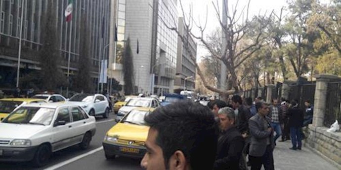 احتشاد اعتراضي للمتقاعدين مقابل مکتب الملا روحاني في شارع باستور بطهران