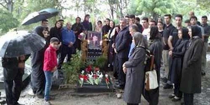 عشية العام الجديد، تم استذکار شهيد الانتفاضة بهنود رمضاني علی مزاره