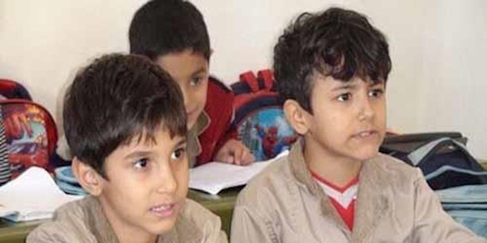 احتجاج عوائل التلاميذ علی إبتزازهم من قبل دائرة التعليم والتربية في مدينة روانسر