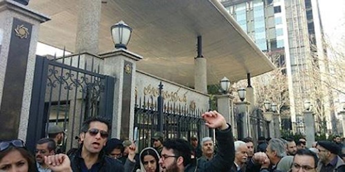 تجمع احتجاجي للمغبونين المنهوبة أموالهم من قبل مؤسسة «ثامن الحجج» في طهران