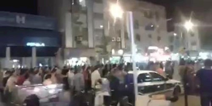1000 من أصحاب البسطيات يتظاهرون في مدينة أهواز احتجاجا علی نقلهم إلی خارج المدينة