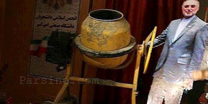 تمثال(هيکلية) علي اکبر صالحي في حالة صب الخرسانة علی قلب مفاعل اراک النووية في مؤتمرالمهمومين