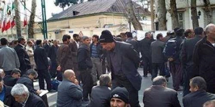 تواصل احتجاج عمال مجمع هفت تبه للقصب السکري في خوزستان