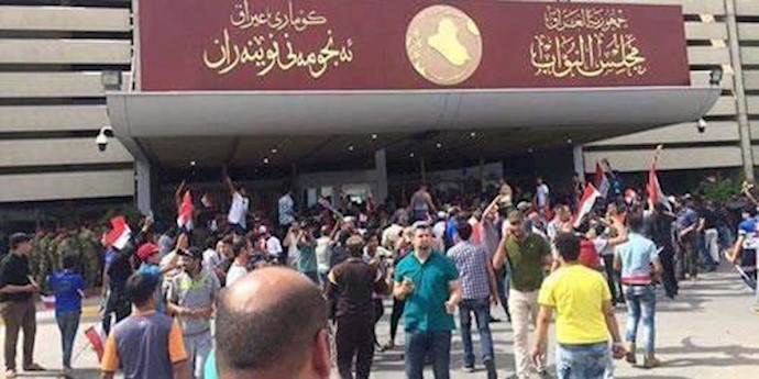 مئات من المتظاهرين يقتحمون مبنی البرلمان العراقي