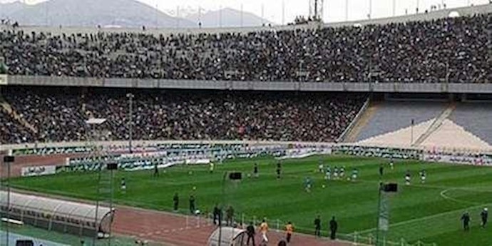 طهران- مقاومة جمهور المتفرجين في مباراة کرة القدم في ملعب الحرية واطلاق شعارات ضد رموز النظام وقوی الأمن الداخلي