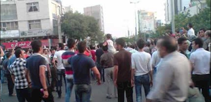 إيران – کرج- إحتجاج أصحاب المحلات علی مأموري منظمة الضرائب في سوق إنقلاب