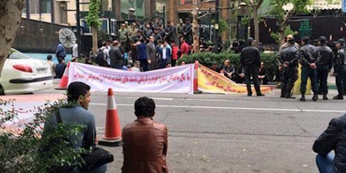 جمع احتجاجي للمغبونين المنهوبة اموالهم في معمل صدرا خودرو في مدينة طهران