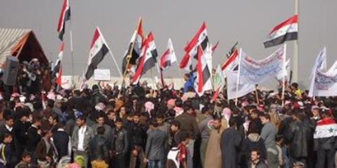 العراقيون يطالبون في تظاهراتهم بمحاسبة الفاسدين ومعاقبتهم