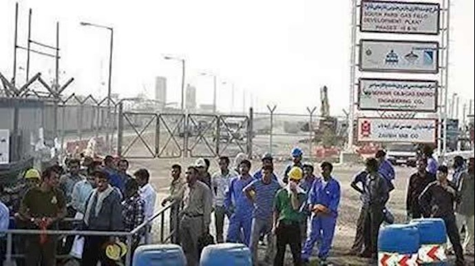 ايران .. تجمع احتجاجي لـ300 عامل من عمال مصفی بتروبارس