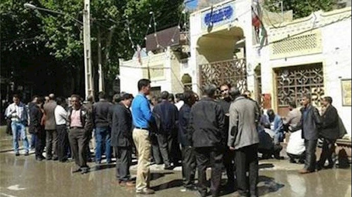 إيران.. عمال معمل بارسيلون في لرستان يحتاجون الی لقمة عيش