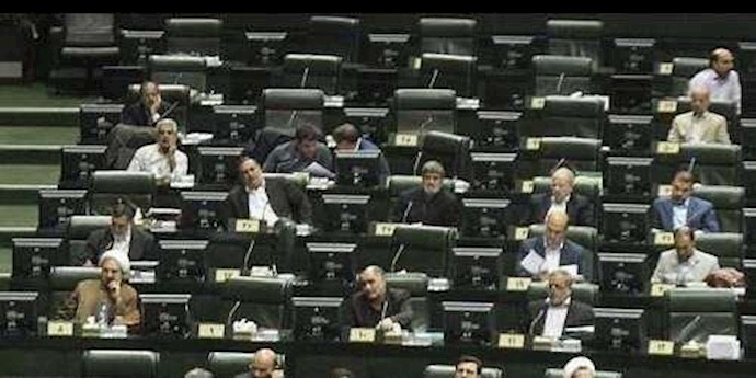 ايران.. تواصلا للصراع والمشاحنات بعد تجرع کأس السم، يطالب 102 نائبا في برلمان النظام بوقف الاتفاق النووي