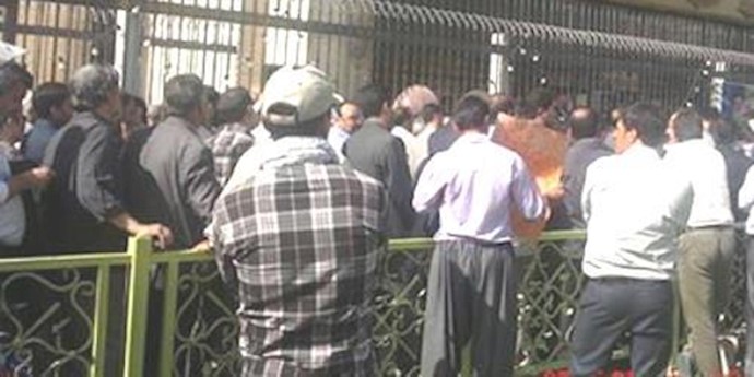 إيران...قروه: تجمع احتجاجي للطلاب الجامعيين للجامعة الحرة علی سوء الخدمات