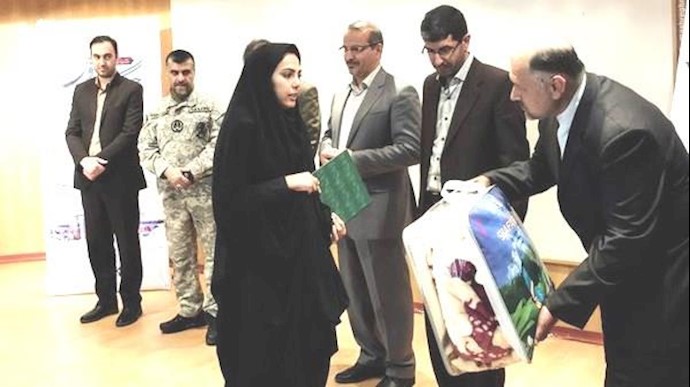 إيران تکرم عوائل قتلاها بسوريا "بالبطانيات"