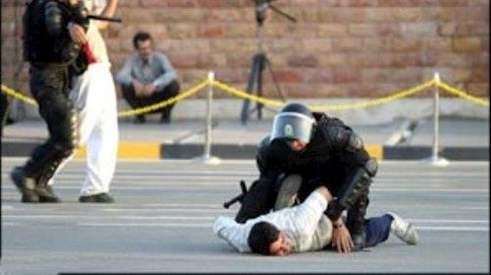 تبا لنظام لا يمکنه التخلي عن القمع والسجون