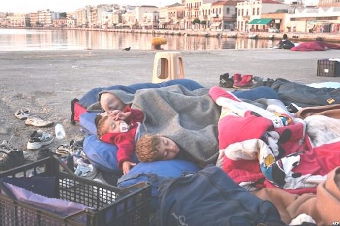 بالصور.. أين ينام أطفال اللاجئين السوريين؟
