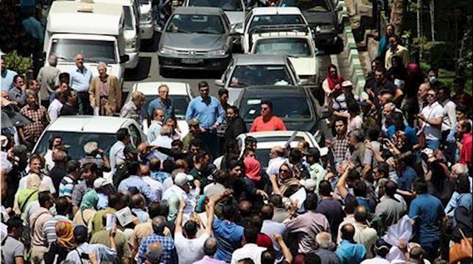 ايران.. تجمع احتجاجي أمام البنک المرکزي للمغبونين المنهوبة أموالهم من قبل مؤسسة ثامن الحجج المدعومة حکوميا