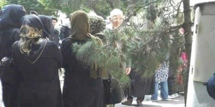 ايران.. تجمع المغبونين المنهوبة أموالهم مقابل مکتب الملا حسن روحاني