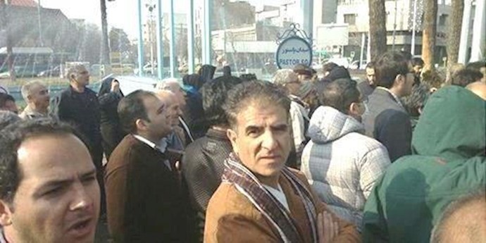 إيران.. تجمع احتجاجي لأصحاب الدواجن مقابل مکتب الملا روحاني